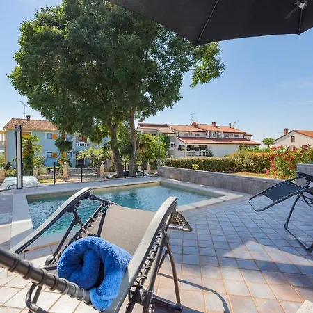 Monika With Private Pool In Porec 아파트