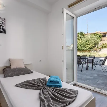 아파트 Monika With Private Pool In Porec Kukci