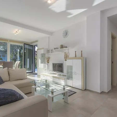 아파트 Monika With Private Pool In Porec *