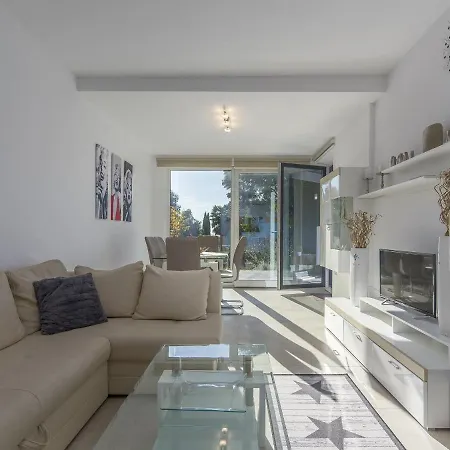 아파트 Monika With Private Pool In Porec Kukci