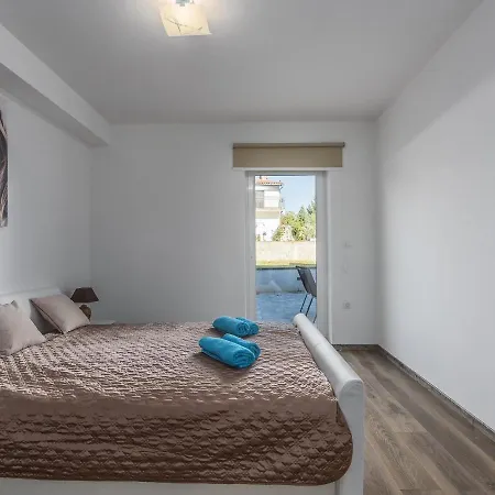 아파트 Monika With Private Pool In Porec Kukci