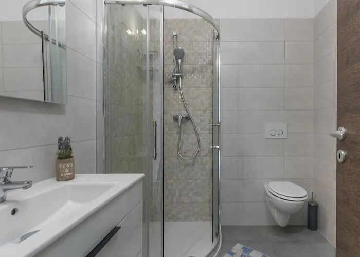 Monika With Private Pool In Porec Appartement *