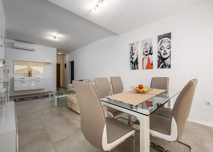 Monika With Private Pool In Porec Appartement