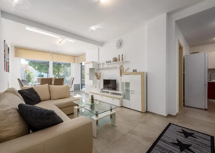 Monika With Private Pool In Porec Appartement *