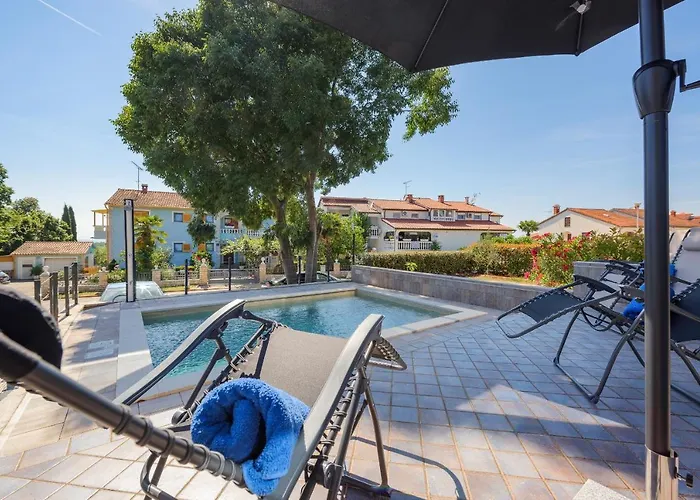 Monika With Private Pool In Porec דירה